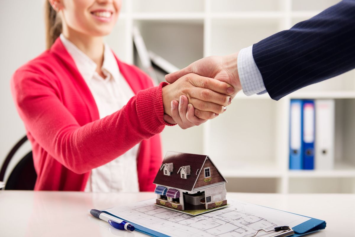 How do Real Estate Agents Get Houses to Sell?